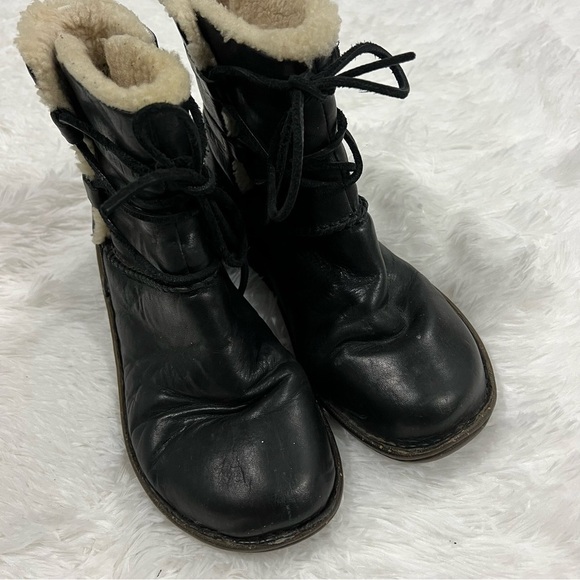 UGG Caspia Sheepskin Lined Leather Ankle Boots Size 8 - Picture 3 of 11